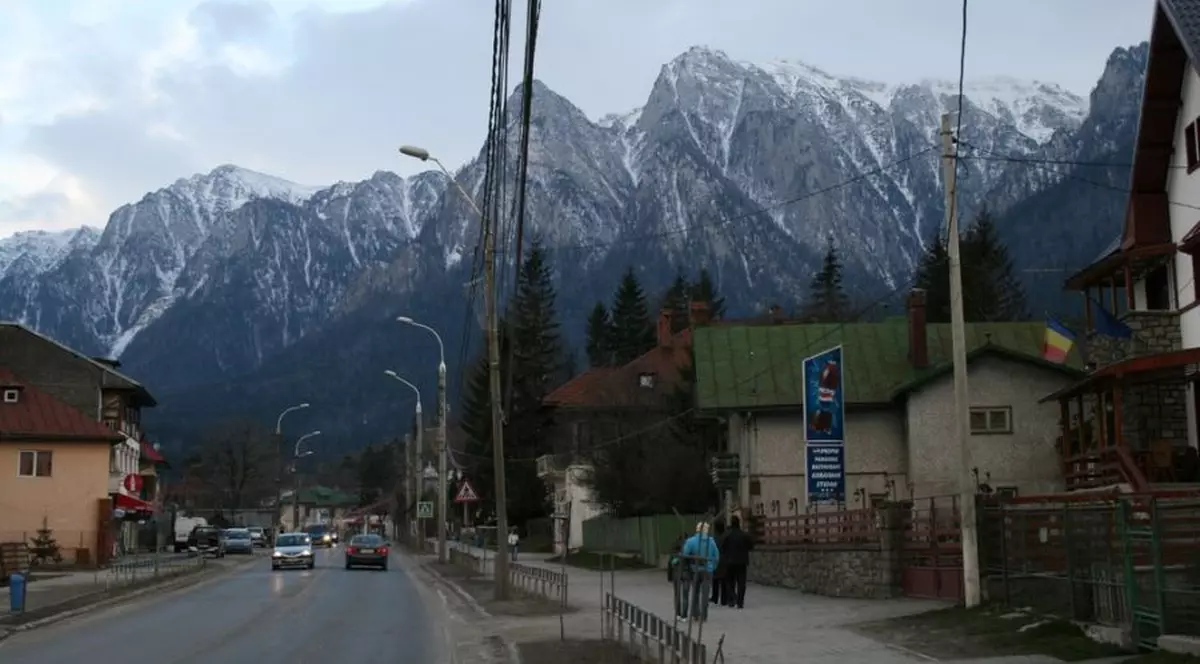 Trafic blocat pe DN1, la Comarnic, de o mașină răsturnată și un stâlp de electricitate căzut în urma accidentului rutier