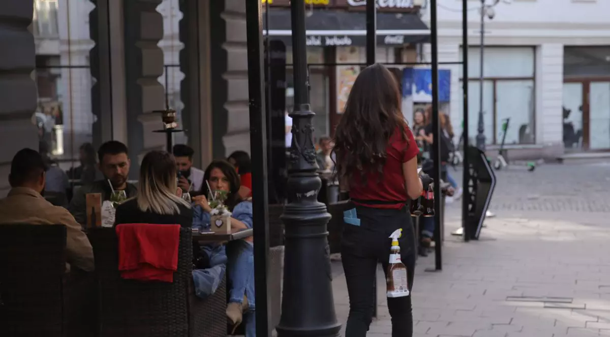 Angajaţii din HoReCa protestează în faţa restaurantelor şi a teraselor unde lucrează