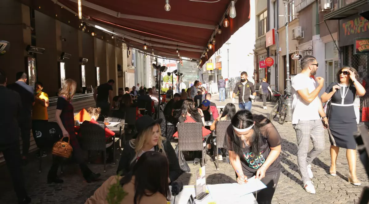 Centrul Vechi, din nou animat. Terasele au fost ocupate în prima zi de la redeschidere