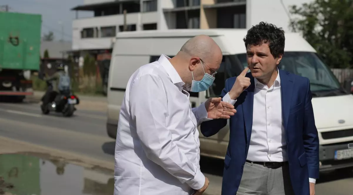 Conferință de presă cu scandal. Nicușor Dan și viceprimarul Bădulescu s-au îmbrâncit: “Eşti mână în mână cu mafia PNL” vs. “Du-te, domnule, de aici!”