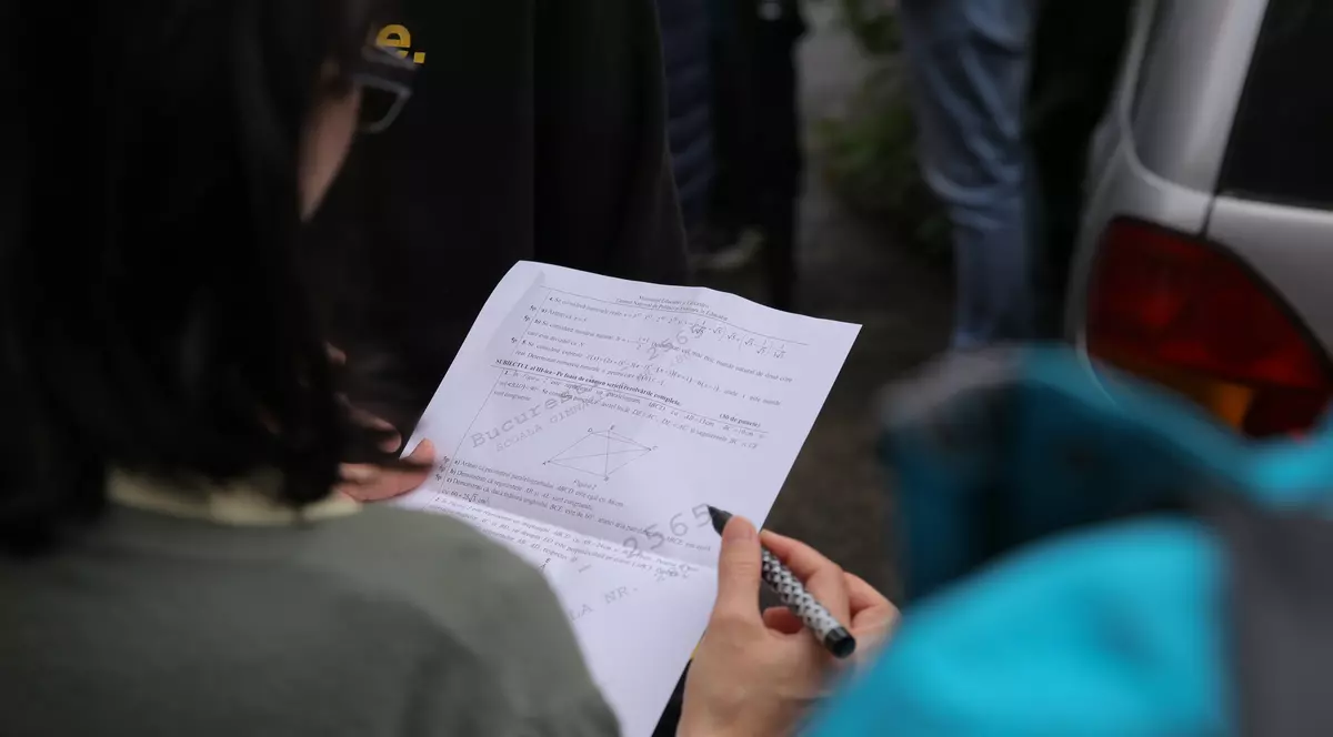 Copiii au dezbătut în fața școlii rezolvarea subiectelor