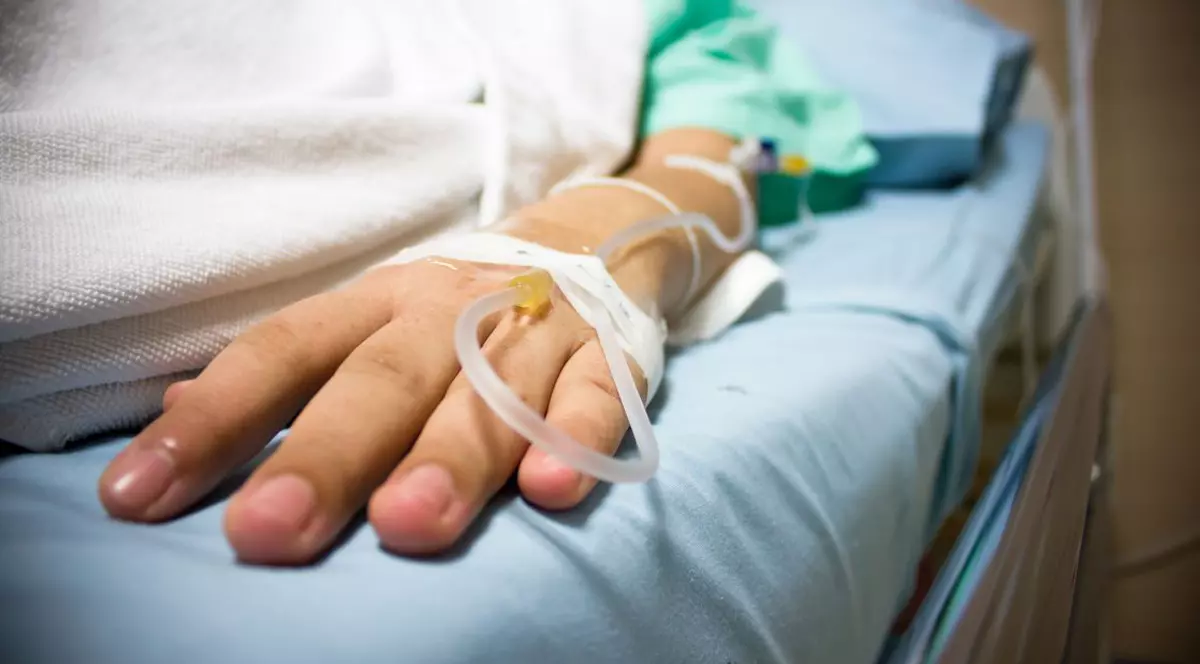 O femeie a intrat în comă în urmă cu o lună, după ce a născut. Nimeni nu știe de ce, iar soțul nu o poate vedea din cauza riscului de infectare cu COVID-19