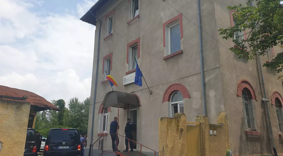 VIDEO | Militari, pompieri și angajați ai Aeroportului Otopeni, săltați și duși la audieri. Acuzați că furau produse de lux din avioane