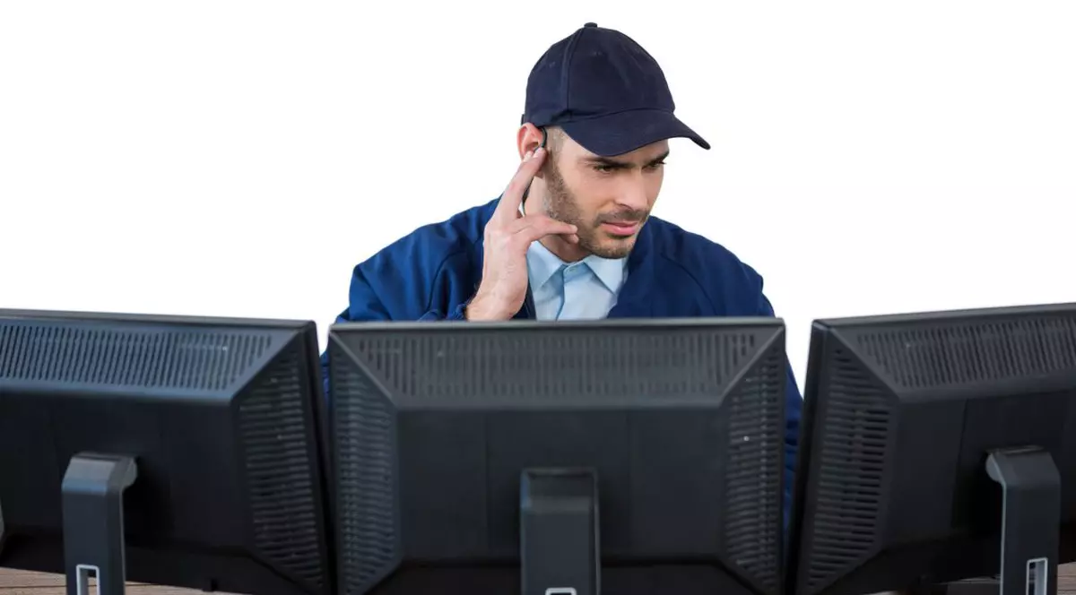 Becurile din tavan și lămpile obișnuite pot fi acum folosite pentru ascultarea convorbirilor noastre. Ce au descoperit cercetătorii din Israel