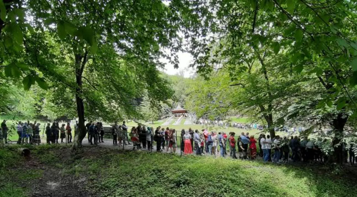 VIDEO | Mii de oameni la coadă la mormântul lui Arsenie Boca. Aglomerație la Mănăstirea Prislop, fără respectarea distanțării sociale