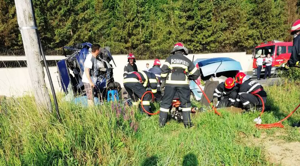 VIDEO | Accident groaznic în Vrancea. Doi oameni au murit și alți 11 au fost răniți după ce un microbuz și o mașină s-au ciocnit. A fost activat Planul Roșu
