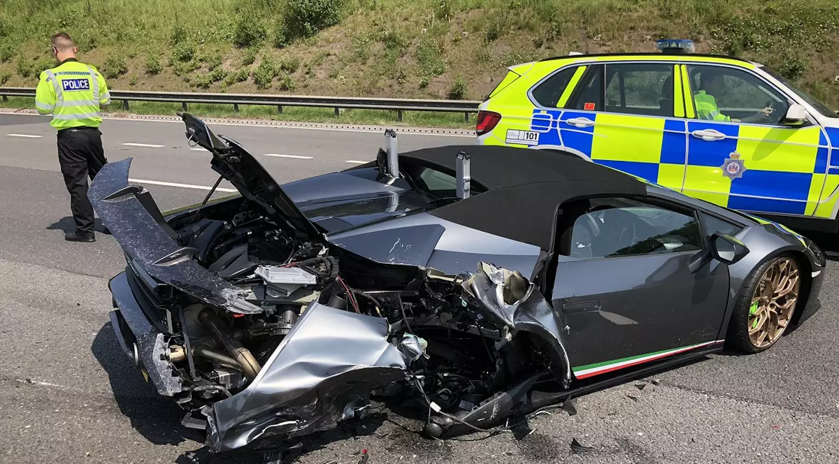 Un britanic a făcut praf o mașină de 215.000 de lire sterline, la 20 de minute după ce o cumpărase