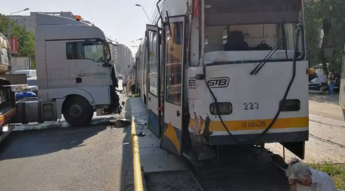 Accident între un TIR şi un tramvai în zona stadionului Steaua