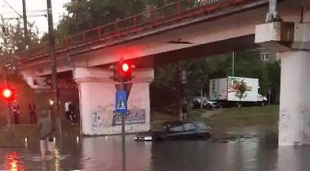 Momente de panică pentru o femeie însărcinată din Arad. A rămas blocată cu mașina într-un pasaj inundat de o ploaie torenţială