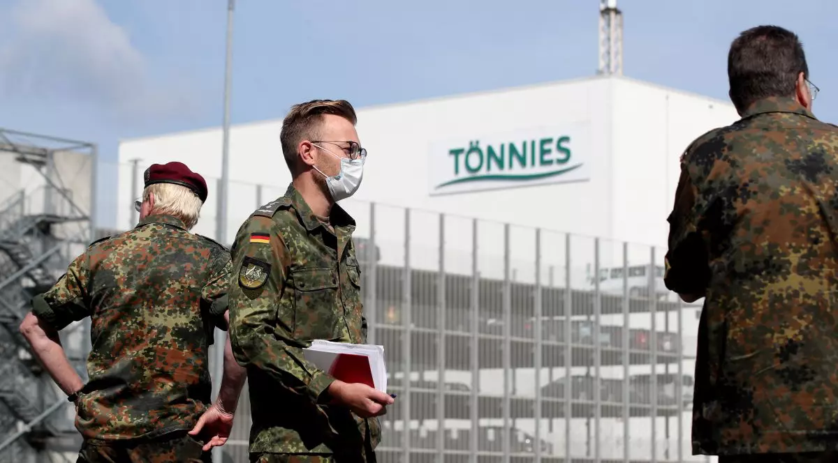 Bilanțul infecțiilor COVID la abatorul din Germania unde lucrează mii de români a explodat. Oficialii au chemat armata pentru a combate criza