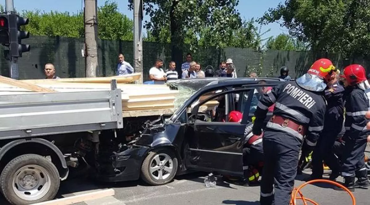 Accident violent în Capitală. Un bărbat e în comă, trei mașini au fost avariate