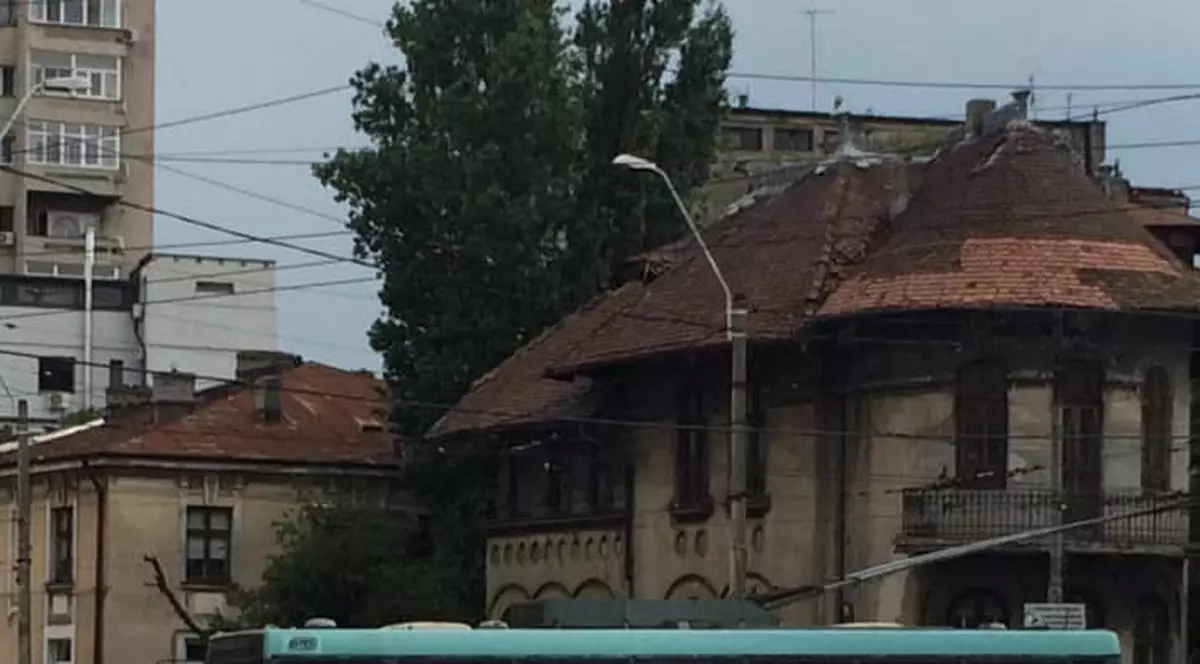 Troleibuz stricat, împins de bucureșteni. Este al doilea incident de acest fel din ultima săptămână