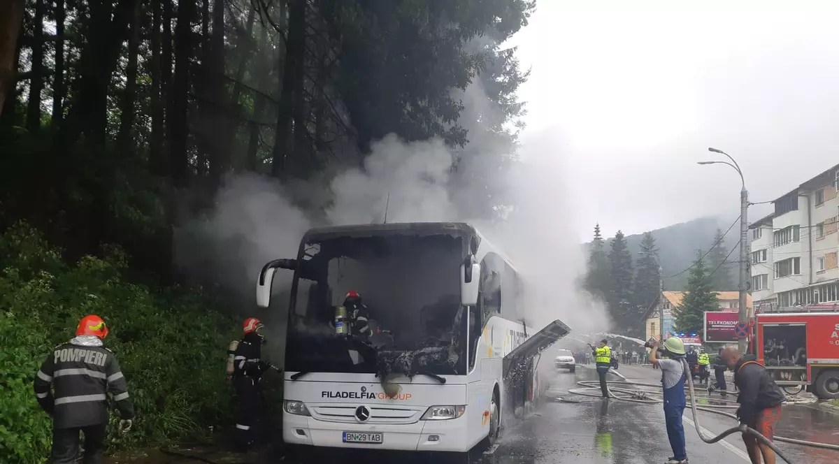 VIDEO | Un autocar cu 47 de pasageri a luat foc pe DN 1, la Azuga. Traficul este restricționat