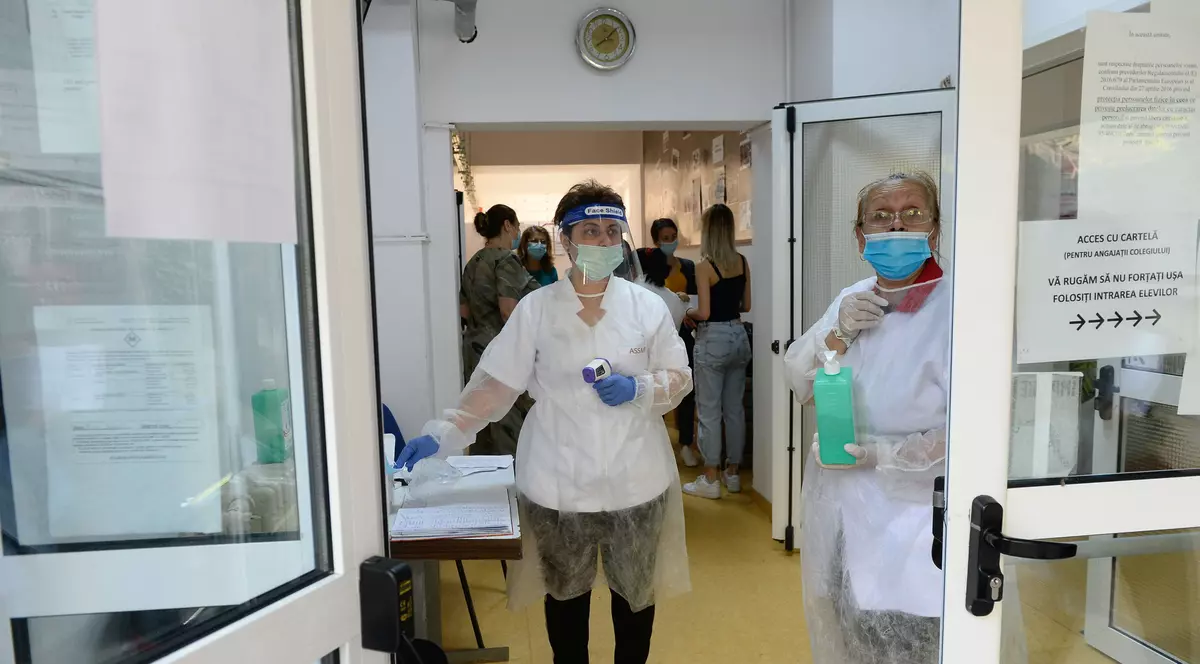 Profesor supraveghetor la bacalaureat, confirmat cu COVID-19