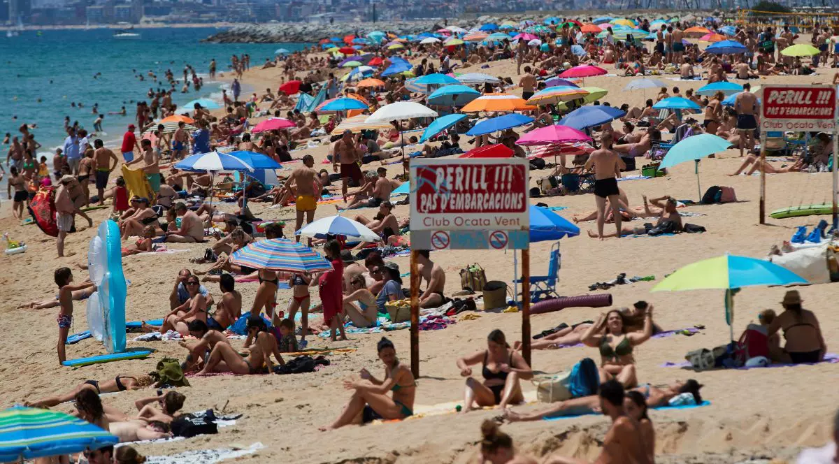 Plajele spaniole sunt deja pline, dar, deocamdată, doar cu localnici FOTO: EPA
