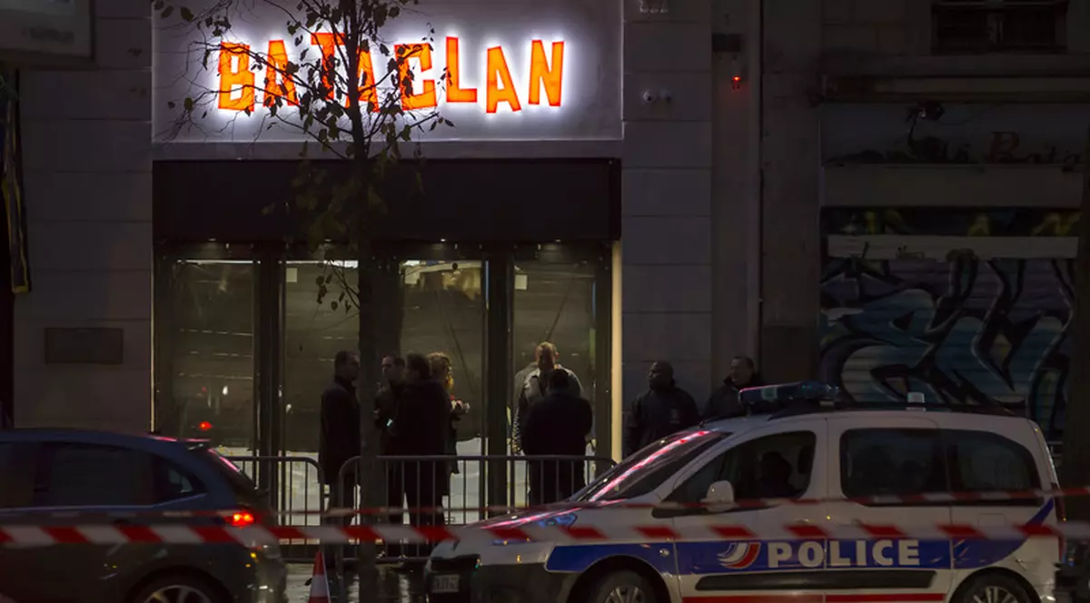 VIDEO | Poliţiştii francezi au protestat la Bataclan împotriva acuzaţiilor de rasism şi violenţă. ”Este greu să înţelegem”