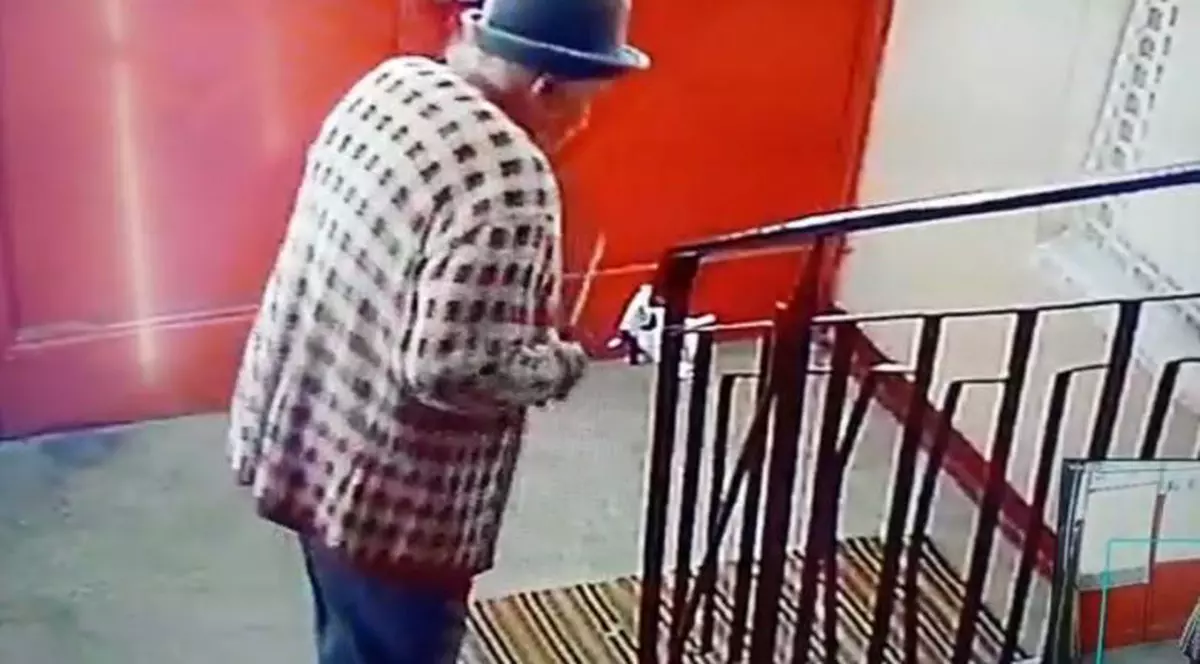 VIDEO| O pensionară din Bacău, filmată în timp ce distruge aparatul cu dezinfectant dintr-un bloc