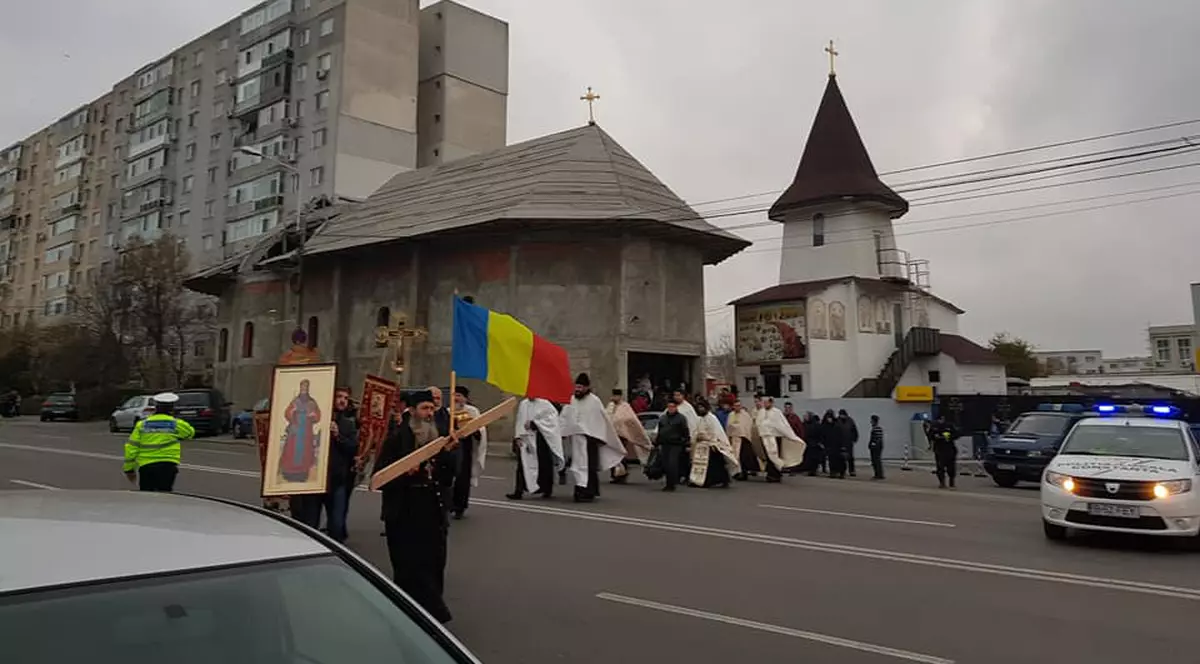 Un preot din Constanța a fost condamnat după ce a ridicat o biserică fără autorizație. Stâlpul de iluminat trece prin acoperiș