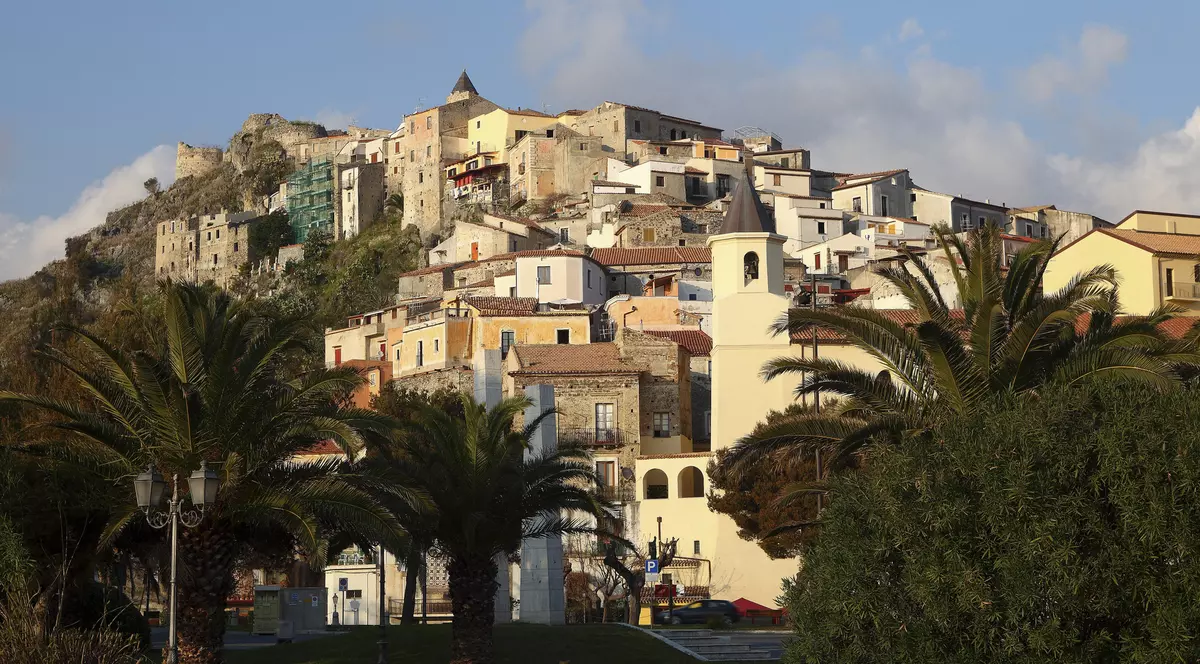 Într-un orășel din Calabria, care se declară “fără Covid-19”, se vând case cu un euro