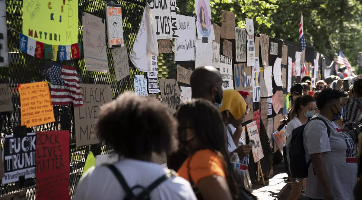 Gardul anti-protestatari ridicat în jurul Casei Albe, decorat cu mesaje antirasiste FOTO: EPA-EFE/SARAH SILBIGER