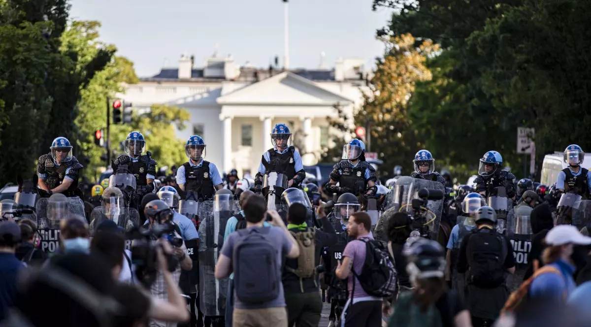 Protestatarii s-au strâns în mod repetat în fața casei Albe FOTO: EPA