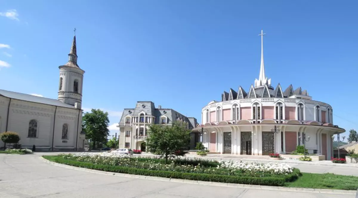 Doi preoți și șase măicuțe de la Catedrala Catolică din Iași, infectați cu COVID-19