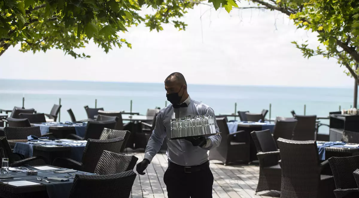 Ce se întâmplă cu restaurantele și hotelurile în care apar cazuri de coronavirus. Ce spune șeful ANSVSA