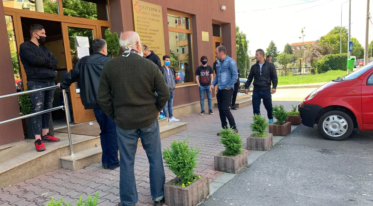 O clinică din Târgoviște, acuzată că înghesuie pacienții pe holuri și la cozi, în loc să facă programări. Reacția administratorului: “Aceste persoane au nevoie de expertiză psihiatrică”