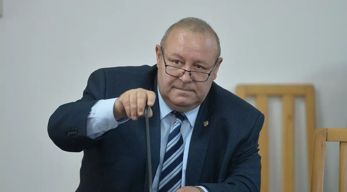 Senatorul PNL Daniel Fenechiu a ațipit în timp ce era în platou la Antena 3. Prima reacție: "Eram obosit. Îmi asum"