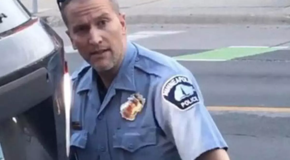 Un milion de dolari este cauţiunea pentru fostul ofiţer de poliţie care a ţinut genunchiul pe George Floyd până când acesta a murit