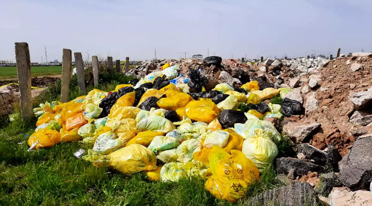 Deșeuri medicale periculoase descoperite de polițiști în județul Giurgiu. Două persoane au fost reținute