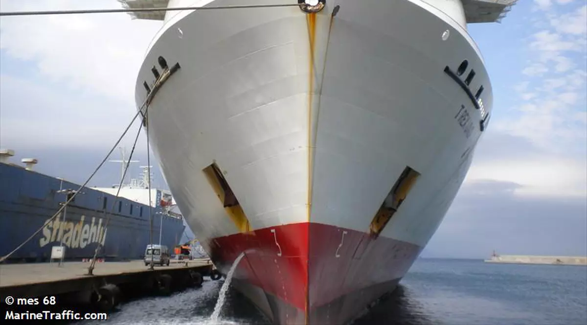 Doi muncitori români de pe un vas spaniol, accidentați grav în portul din Tenerife. Un membru al echipajului a murit