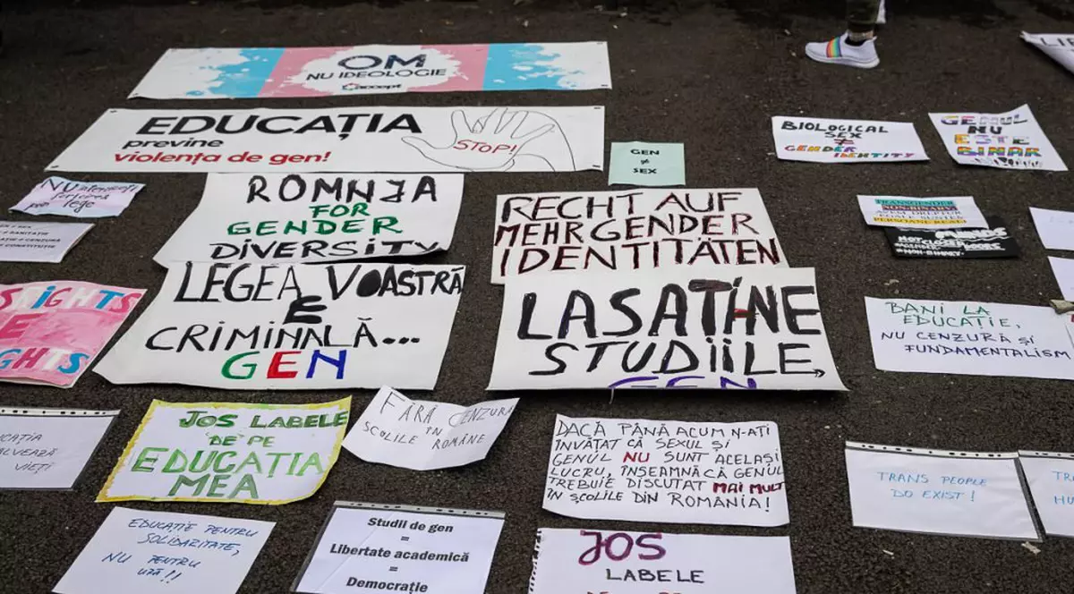 Mesaje de la un protest față de interzicerea discuțiilor din școli despre identitatea de gen