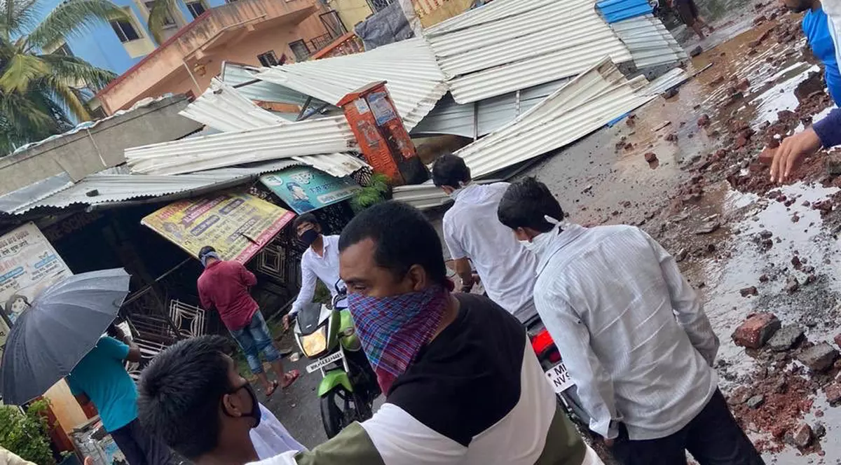 Imagini cu ciclonul Nisarga făcând prăpăd în India. 63.700 de oameni au fost evacuați, inclusiv 1.000 de bolnavi de coronavirus