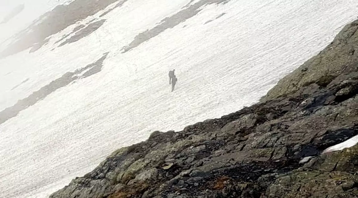 Salvamontiștii avertizează: “limbile de zăpadă” din munții Făgăraș pot fi fatale pentru turiști