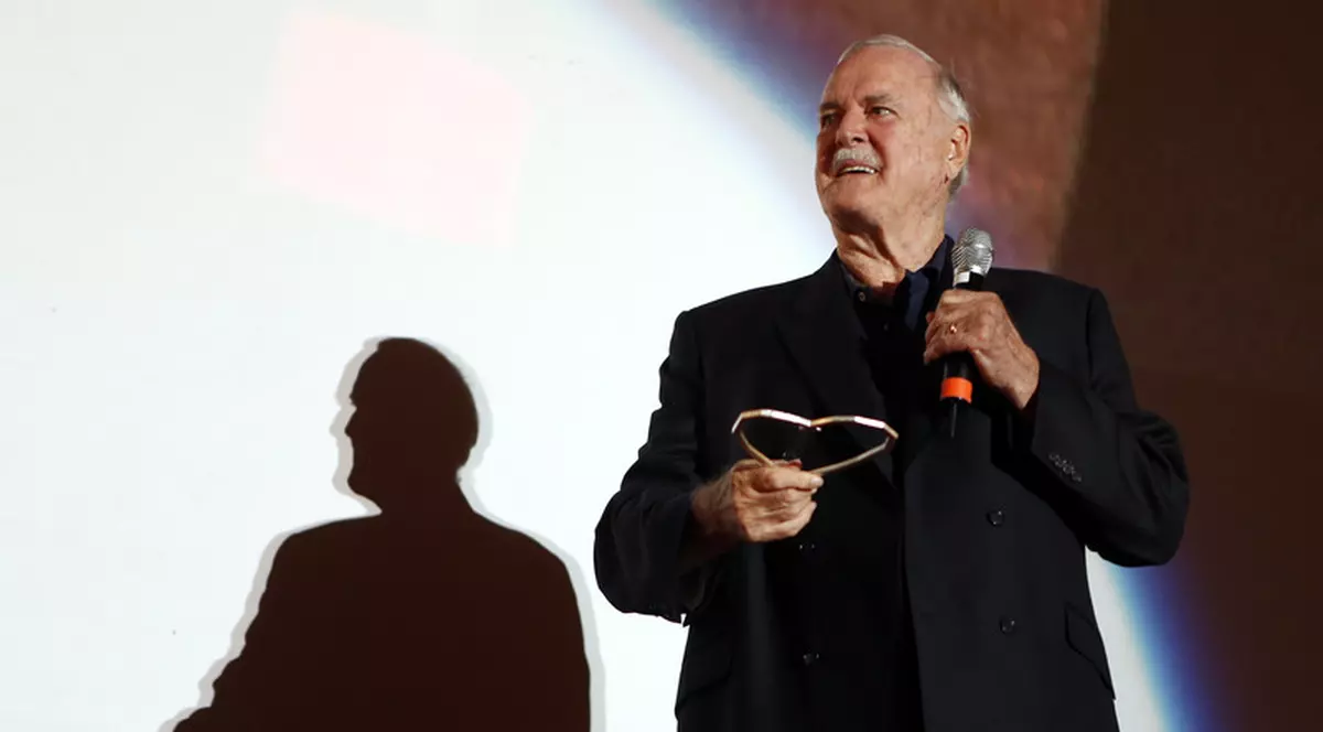 Un episod dintr-un serial cult britanic din anii '70, retras de pe o platformă de streaming din cauza ”insultelor rasiale”. Actorul John Cleese protestează FOTO: EPA
