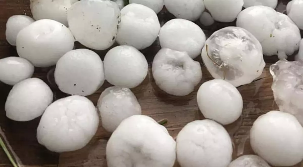 Grindină cât oul de porumbel, la Târgu Frumos. Furtunile au făcut ravagii în Moldova