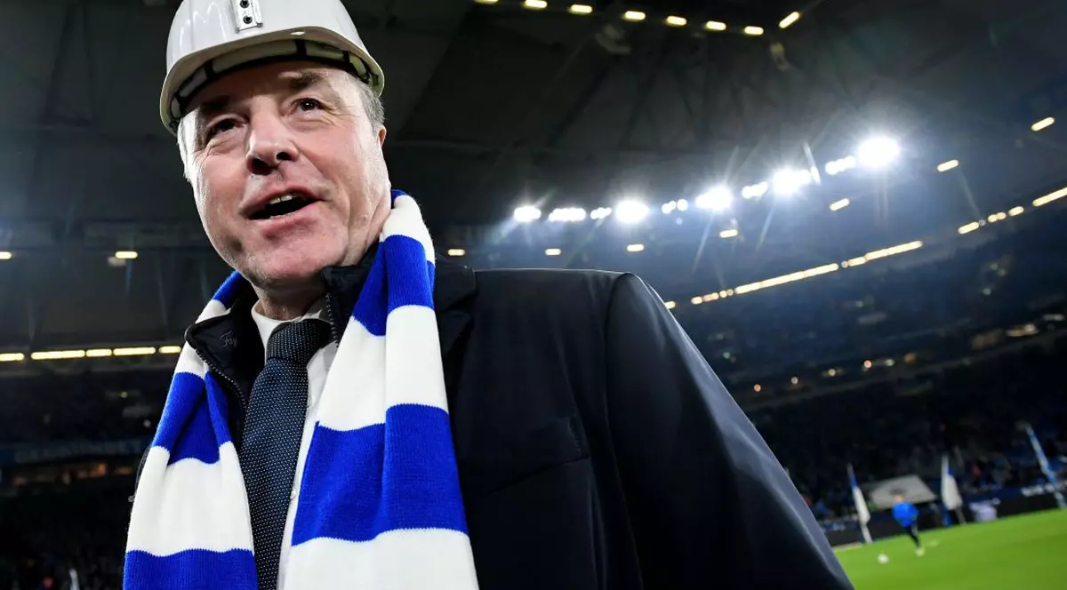 Patronul abatorului în care aproape 1.000 de români s-au îmbolnăvit cu COVID-19 are probleme și cu fanii lui Schalke, echipa pe care o patronează