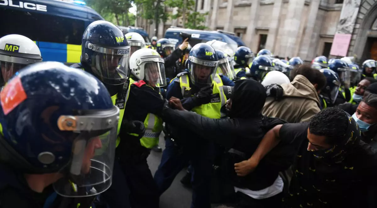 Peste 100 de persoane arestate la Londra