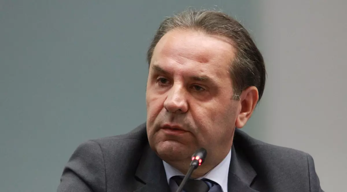 VIDEO | Vicepremierul Serbiei s-a aruncat în mulțime la un eveniment electoral, ignorând coronavirusul