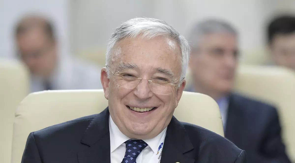 Isărescu e securist. Așa, și?! Problema e că are de 30 de ani puterea și nimeni nu reușește să o conteste