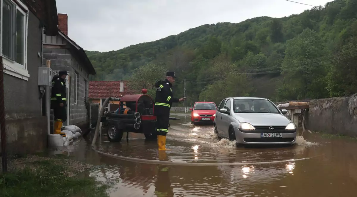 Cod portocaliu de vijelii și grindină în nordul țării. Alte 18 județe, sub cod galben. Unele zone sunt deja lovite de inundații