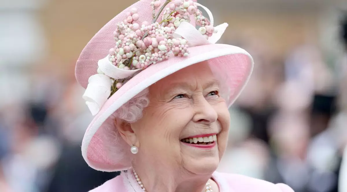 VIDEO Prima apariţie a reginei Elisabeta a II-a după trei luni de izolare. Suverana de 94 de ani a călărit prin curtea Castelului Windsor