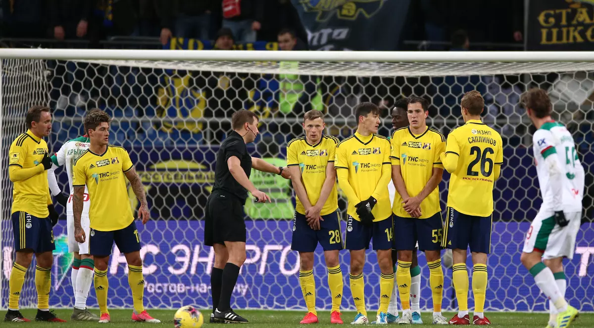 O echipă din Rusia cu 42 de fotbaliști în carantină a fost obligată să joace. A pierdut cu 10-1, iar portarul a fost cel mai bun de pe teren