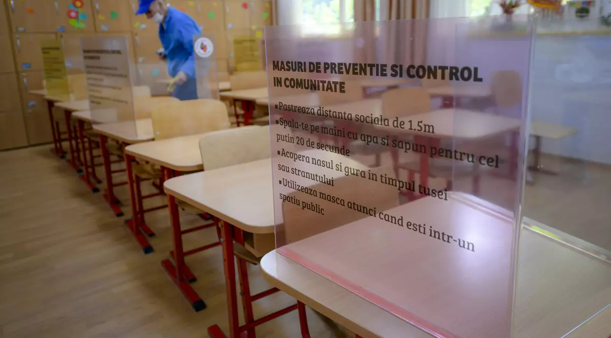 Imagine cu o foaie de plexiglas montata pe o banca,”. ANDREEA ALEXANDRU / MEDIAFAX FOTO