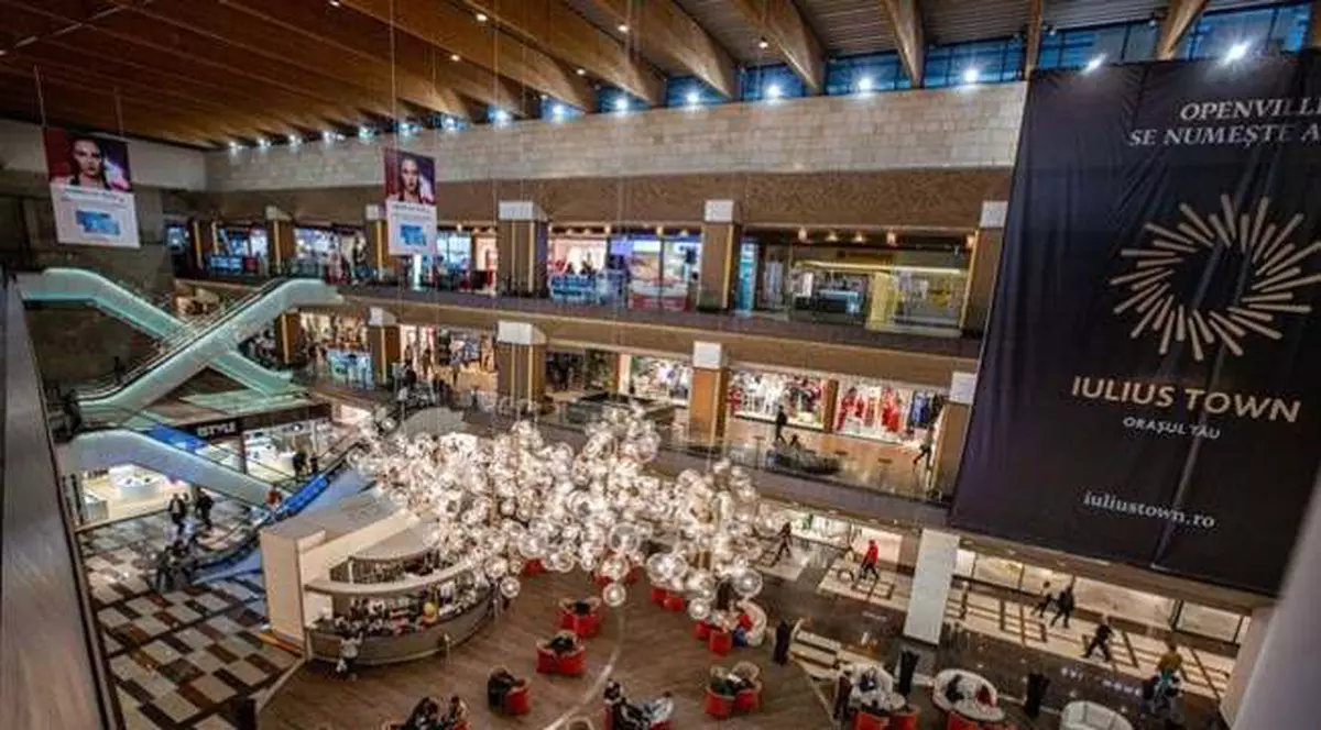 Un bărbat de 63 de ani a murit după ce a căzut de pe scările rulante de la etajul al doilea al unui mall din Timișoara