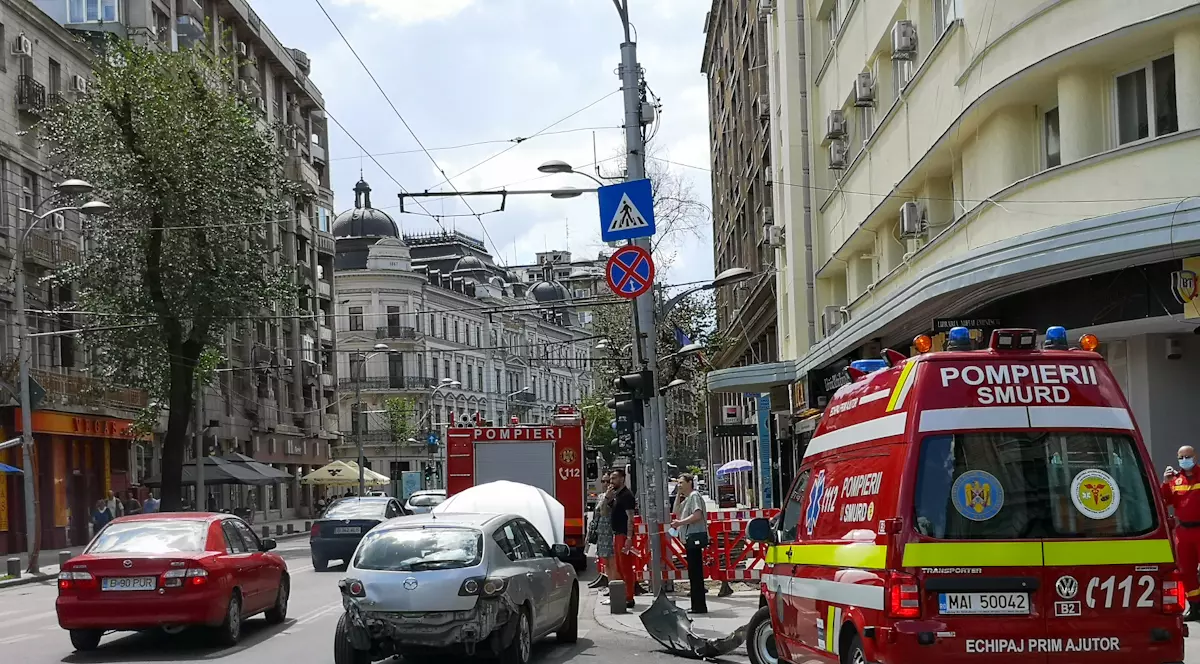 Mașină de poliție, implicată într-un accident în centrul Capitalei. O femeie a ajuns la spital