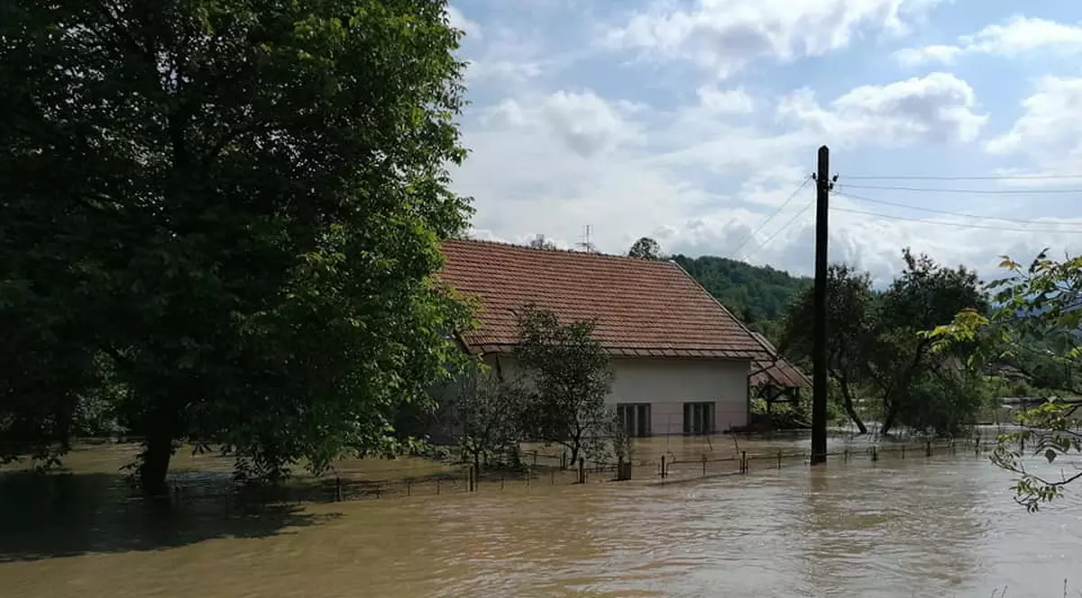 Zeci de case și o biserică au fost inundate în Alba