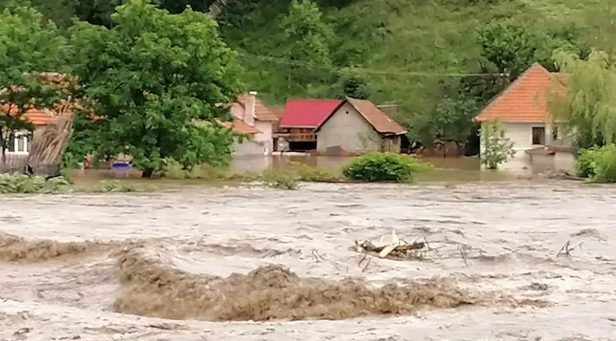 Inundații de proporții în Valea Jiului: 400 de case au fost afectate de viituri. Pompierii au salvat aproape 300 de oameni din calea apelor