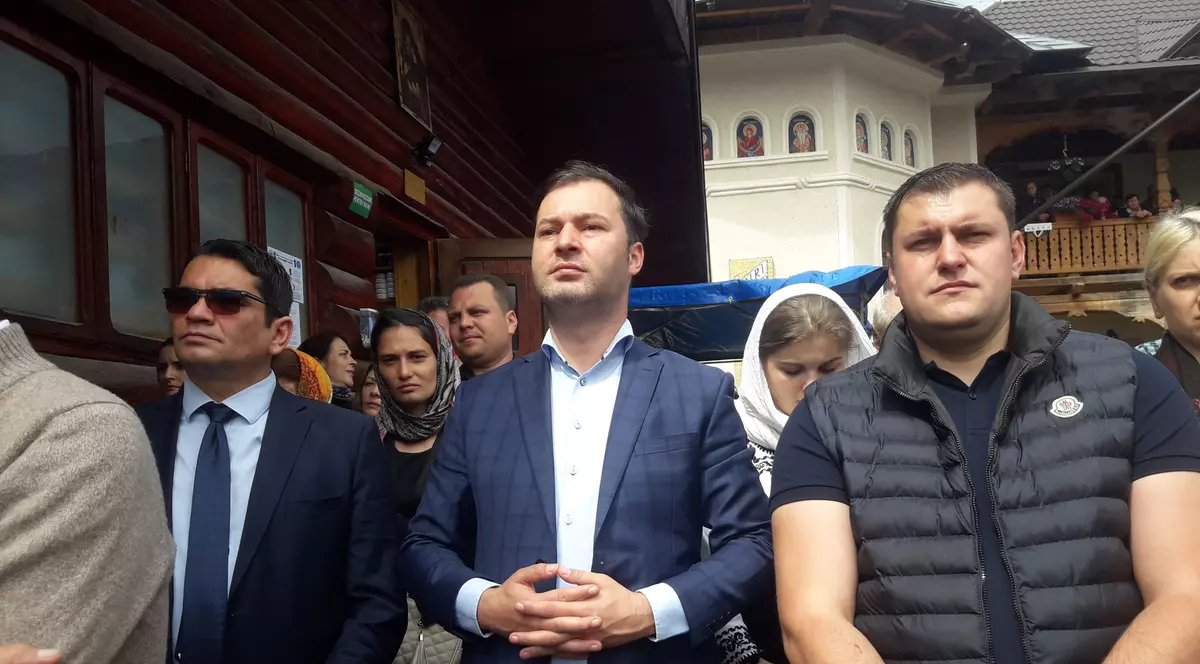 Slujbă cu peste 1.500 de pelerini la o mănăstire din Neamţ. Prefectul a asistat la procesiune, dar a ignorat regulile de distanțare